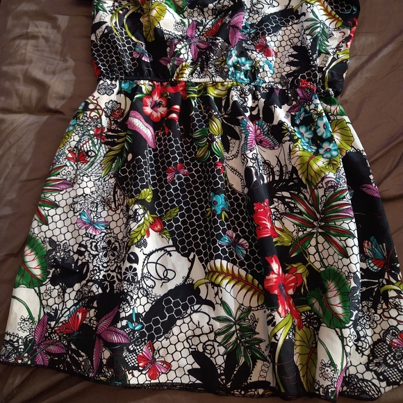 Rocking Crown Printed One Sleeve Ruffle Mini - Picture 2 of 8